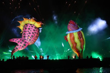 Cracow, Polonya - 4 Haziran 2022 Büyük Ejder Geçidi. Vistula Nehri 'ndeki Büyük Açık Hava Şovu.