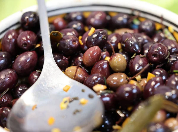 Zwarte Olijven Met Sinaasappelmarinade Een Oude Houten Kom — Stockfoto