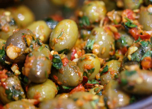 Olives Vertes Dans Une Marinade Aux Herbes Dans Vieux Bol — Photo