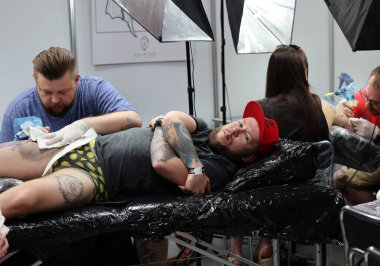 Krakow, Polonya - 11 Haziran 2022: 15 Krakow Dövme Festivali. En prestijli dövme festivallerinden biri. Dövmeci iş başında. Dövme işlemi..