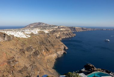 Yunanistan 'ın Santorini adasındaki Imerovigli köyünden Santorini kaldera kayalıklarının panoramik manzarası 