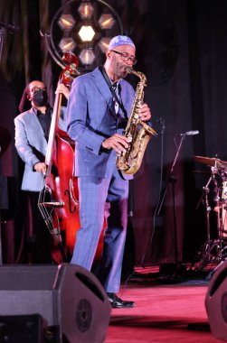 Cracow, Polonya - 08 Temmuz 2022: Kenny Garrett Quintet Polonya 'nın Krakow kentinde düzenlenen Yaz Caz Festivali' nde Kijow Center sahnesinde canlı performans sergiledi. 