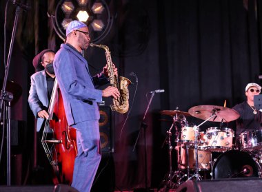 Cracow, Polonya - 08 Temmuz 2022: Kenny Garrett Quintet Polonya 'nın Krakow kentinde düzenlenen Yaz Caz Festivali' nde Kijow Center sahnesinde canlı performans sergiledi. 