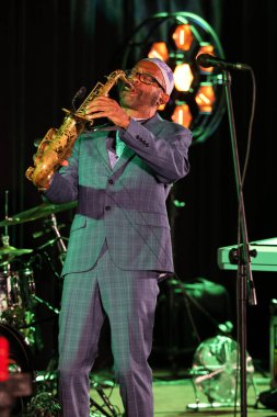 Cracow, Polonya - 08 Temmuz 2022: Kenny Garrett Quintet Polonya 'nın Krakow kentinde düzenlenen Yaz Caz Festivali' nde Kijow Center sahnesinde canlı performans sergiledi. 