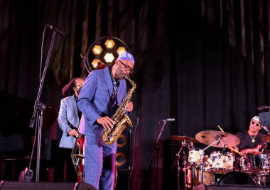 Cracow, Polonya - 08 Temmuz 2022: Kenny Garrett Quintet Polonya 'nın Krakow kentinde düzenlenen Yaz Caz Festivali' nde Kijow Center sahnesinde canlı performans sergiledi. 