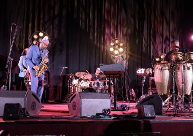 Cracow, Polonya - 08 Temmuz 2022: Kenny Garrett Quintet Polonya 'nın Krakow kentinde düzenlenen Yaz Caz Festivali' nde Kijow Center sahnesinde canlı performans sergiledi. 