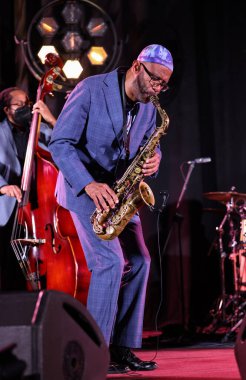 Cracow, Polonya - 08 Temmuz 2022: Kenny Garrett Quintet Polonya 'nın Krakow kentinde düzenlenen Yaz Caz Festivali' nde Kijow Center sahnesinde canlı performans sergiledi. 