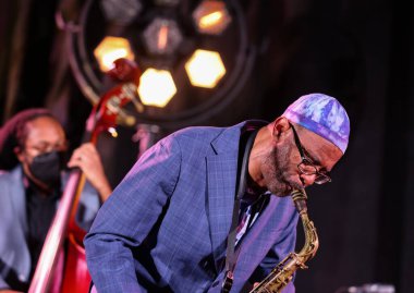 Cracow, Polonya - 08 Temmuz 2022: Kenny Garrett Quintet Polonya 'nın Krakow kentinde düzenlenen Yaz Caz Festivali' nde Kijow Center sahnesinde canlı performans sergiledi. 