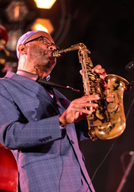 Cracow, Polonya - 08 Temmuz 2022: Kenny Garrett Quintet Polonya 'nın Krakow kentinde düzenlenen Yaz Caz Festivali' nde Kijow Center sahnesinde canlı performans sergiledi. 