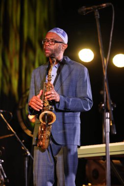 Cracow, Polonya - 08 Temmuz 2022: Kenny Garrett Quintet Polonya 'nın Krakow kentinde düzenlenen Yaz Caz Festivali' nde Kijow Center sahnesinde canlı performans sergiledi. 