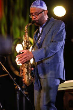 Cracow, Polonya - 08 Temmuz 2022: Kenny Garrett Quintet Polonya 'nın Krakow kentinde düzenlenen Yaz Caz Festivali' nde Kijow Center sahnesinde canlı performans sergiledi. 