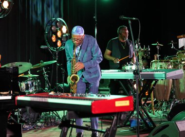 Cracow, Polonya - 08 Temmuz 2022: Kenny Garrett Quintet Polonya 'nın Krakow kentinde düzenlenen Yaz Caz Festivali' nde Kijow Center sahnesinde canlı performans sergiledi. 
