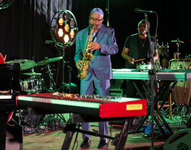 Cracow, Polonya - 08 Temmuz 2022: Kenny Garrett Quintet Polonya 'nın Krakow kentinde düzenlenen Yaz Caz Festivali' nde Kijow Center sahnesinde canlı performans sergiledi. 