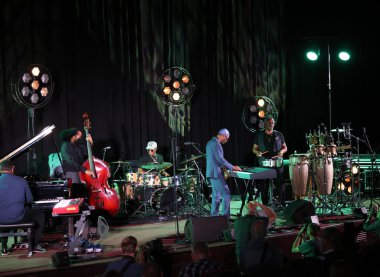 Cracow, Polonya - 08 Temmuz 2022: Kenny Garrett Quintet Polonya 'nın Krakow kentinde düzenlenen Yaz Caz Festivali' nde Kijow Center sahnesinde canlı performans sergiledi. 