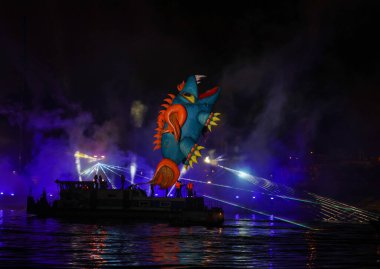 Cracow, Polonya - 4 Haziran 2022 Büyük Ejder Geçidi. Vistula Nehri 'ndeki Büyük Açık Hava Şovu.