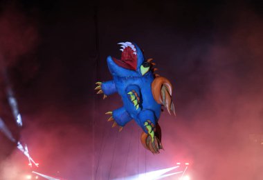 Cracow, Polonya - 4 Haziran 2022 Büyük Ejder Geçidi. Vistula Nehri 'ndeki Büyük Açık Hava Şovu.