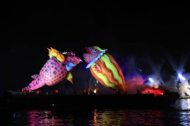 Cracow, Polonya - 4 Haziran 2022 Büyük Ejder Geçidi. Vistula Nehri 'ndeki Büyük Açık Hava Şovu.