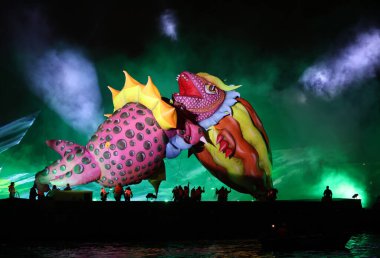 Cracow, Polonya - 4 Haziran 2022 Büyük Ejder Geçidi. Vistula Nehri 'ndeki Büyük Açık Hava Şovu.