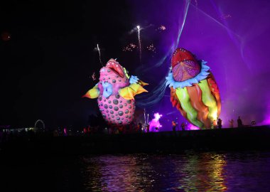 Cracow, Polonya - 4 Haziran 2022 Büyük Ejder Geçidi. Vistula Nehri 'ndeki Büyük Açık Hava Şovu.