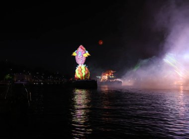 Cracow, Polonya - 4 Haziran 2022 Büyük Ejder Geçidi. Vistula Nehri 'ndeki Büyük Açık Hava Şovu.