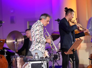 Krakow, Polonya - 4 Temmuz 2022: Adam Baldych Quartet ve Paolo Fresu Krakow Filarmoni Orkestrası 'nın sahnesinde 
