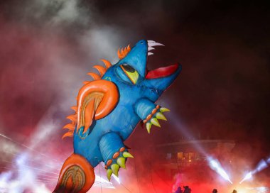 Cracow, Polonya - 4 Haziran 2022 Büyük Ejder Geçidi. Vistula Nehri 'ndeki Büyük Açık Hava Şovu.