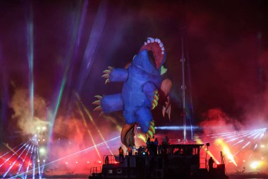 Cracow, Polonya - 4 Haziran 2022 Büyük Ejder Geçidi. Vistula Nehri 'ndeki Büyük Açık Hava Şovu.