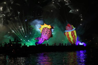Cracow, Polonya - 4 Haziran 2022 Büyük Ejder Geçidi. Vistula Nehri 'ndeki Büyük Açık Hava Şovu.