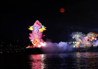 Cracow, Polonya - 4 Haziran 2022 Büyük Ejder Geçidi. Vistula Nehri 'ndeki Büyük Açık Hava Şovu.