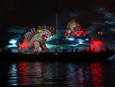 Cracow, Polonya - 4 Haziran 2022 Büyük Ejder Geçidi. Vistula Nehri 'ndeki Büyük Açık Hava Şovu.