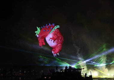 Cracow, Polonya - 4 Haziran 2022 Büyük Ejder Geçidi. Vistula Nehri 'ndeki Büyük Açık Hava Şovu.