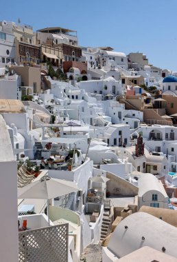 Oia, Santorini, Yunanistan - 3 Temmuz 2021: Santorini Adası, Cyclades, Yunanistan