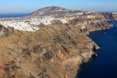 Yunanistan 'ın Santorini adasındaki Imerovigli köyünden Santorini kaldera kayalıklarının panoramik manzarası 
