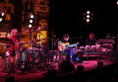 Krakow, Polonya - 25 Haziran 2022: Al Di Meola Akustik Üçlüsü Krakow, Polonya 'da düzenlenen Yaz Caz Festivali' nde canlı performans sergiliyor. 