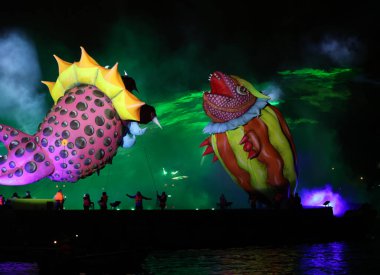 Cracow, Polonya - 4 Haziran 2022 Büyük Ejder Geçidi. Vistula Nehri 'ndeki Büyük Açık Hava Şovu.