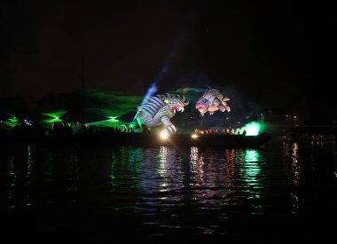 Cracow, Polonya - 4 Haziran 2022 Büyük Ejder Geçidi. Vistula Nehri 'ndeki Büyük Açık Hava Şovu.