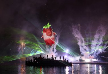 Cracow, Polonya - 4 Haziran 2022 Büyük Ejder Geçidi. Vistula Nehri 'ndeki Büyük Açık Hava Şovu.