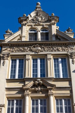 Gdansk, Polonya - 6 Eylül 2020: Eski Şehir 'deki Long Lane' de restore edilen Gdansk soylu evinin cephesi.