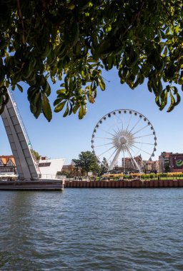 Gdansk, Polonya - 9 Eylül 2020: The Draw Footbridge over the Motlawa River in Gdansk