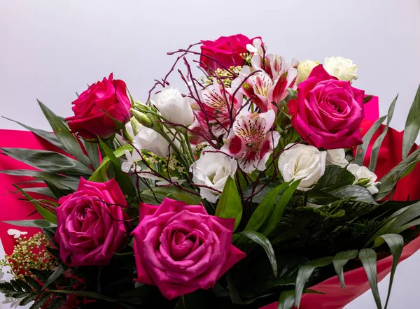 Красивый Цветочный Букет Роз Фрезий — стоковое фото