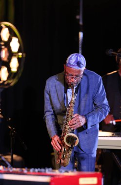 Cracow, Polonya - 08 Temmuz 2022: Kenny Garrett Quintet Polonya 'nın Krakow kentinde düzenlenen Yaz Caz Festivali' nde Kijow Center sahnesinde canlı performans sergiledi. 