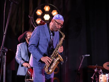 Cracow, Polonya - 08 Temmuz 2022: Kenny Garrett Quintet Polonya 'nın Krakow kentinde düzenlenen Yaz Caz Festivali' nde Kijow Center sahnesinde canlı performans sergiledi. 