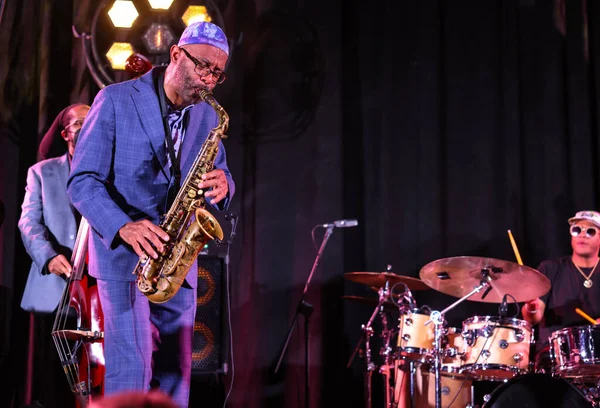 Cracow, Polonya - 08 Temmuz 2022: Kenny Garrett Quintet Polonya 'nın Krakow kentinde düzenlenen Yaz Caz Festivali' nde Kijow Center sahnesinde canlı performans sergiledi. 
