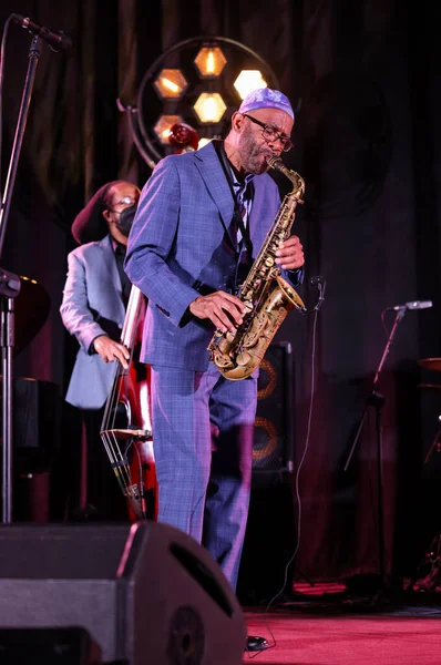 Cracow, Polonya - 08 Temmuz 2022: Kenny Garrett Quintet Polonya 'nın Krakow kentinde düzenlenen Yaz Caz Festivali' nde Kijow Center sahnesinde canlı performans sergiledi. 