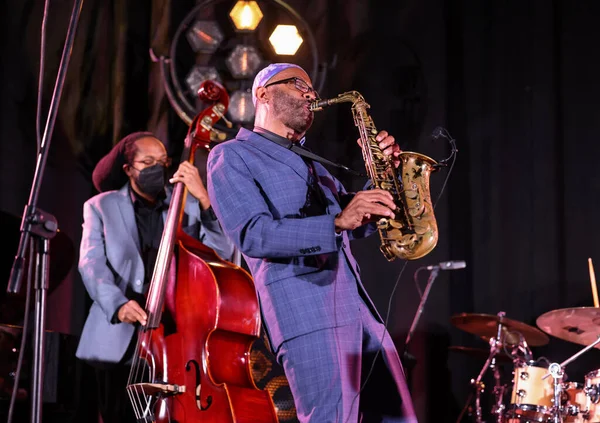 Cracow, Polonya - 08 Temmuz 2022: Kenny Garrett Quintet Polonya 'nın Krakow kentinde düzenlenen Yaz Caz Festivali' nde Kijow Center sahnesinde canlı performans sergiledi. 