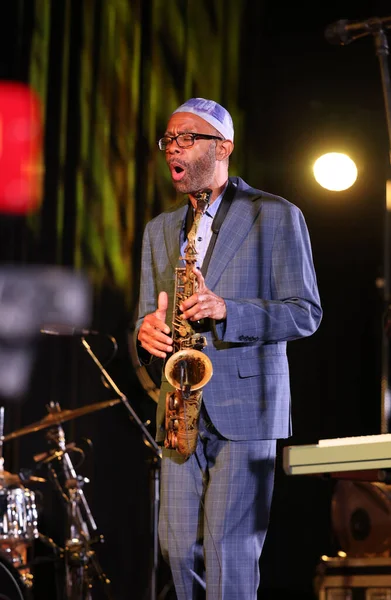 Cracow, Polonya - 08 Temmuz 2022: Kenny Garrett Quintet Polonya 'nın Krakow kentinde düzenlenen Yaz Caz Festivali' nde Kijow Center sahnesinde canlı performans sergiledi. 