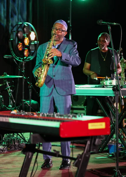 Cracow, Polonya - 08 Temmuz 2022: Kenny Garrett Quintet Polonya 'nın Krakow kentinde düzenlenen Yaz Caz Festivali' nde Kijow Center sahnesinde canlı performans sergiledi. 