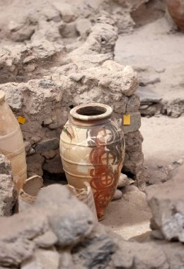 Santorini, Yunanistan - 01 Temmuz 2021: Yunanistan 'ın Santorini adasında bir Minos Çağı yerleşim alanı olan tarih öncesi Akrotiri kasabasında antik çömlekler ele geçirildi