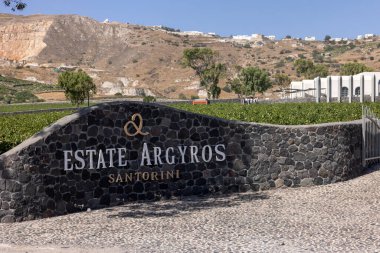 Santorini, Yunanistan - 2 Temmuz 2021: 1903 'te Argyros Konutu kuruldu, Santorini' deki en büyük özel üzüm bağlarının sahibi ve mevcut araziler 120 hektarı geçiyor