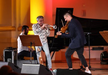 Krakow, Polonya - 4 Temmuz 2022: Adam Baldych Quartet ve Paolo Fresu Krakow Filarmoni Orkestrası 'nın sahnesinde 